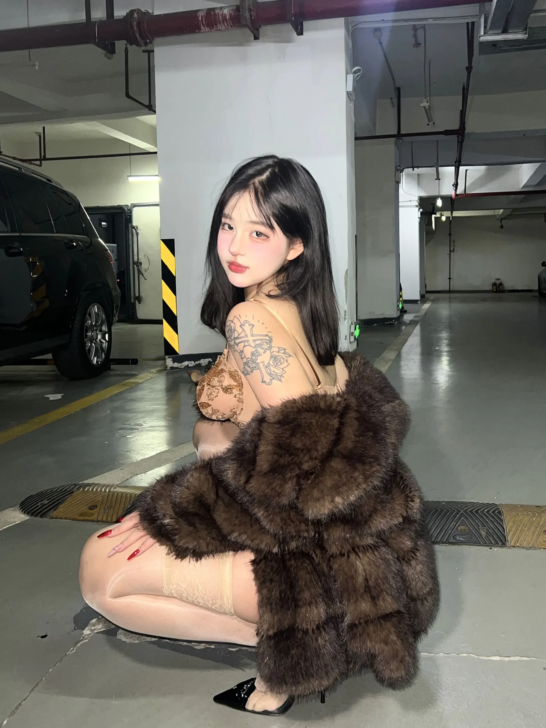 小u优优子 – 貂皮大衣 [50P]