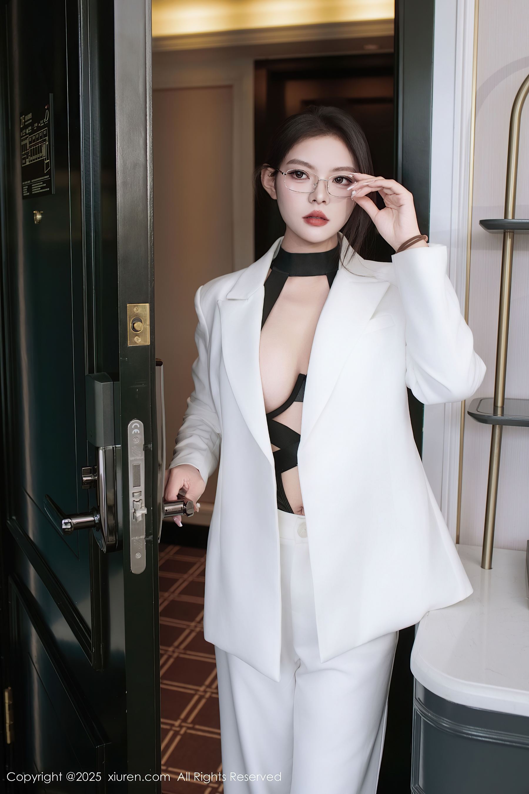 [XiuRen秀人网] No.10464 冬安 白色西服