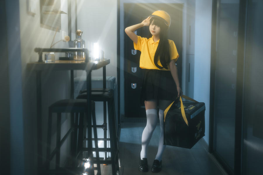 rua阮阮-No.011 – 外卖员 [35P]