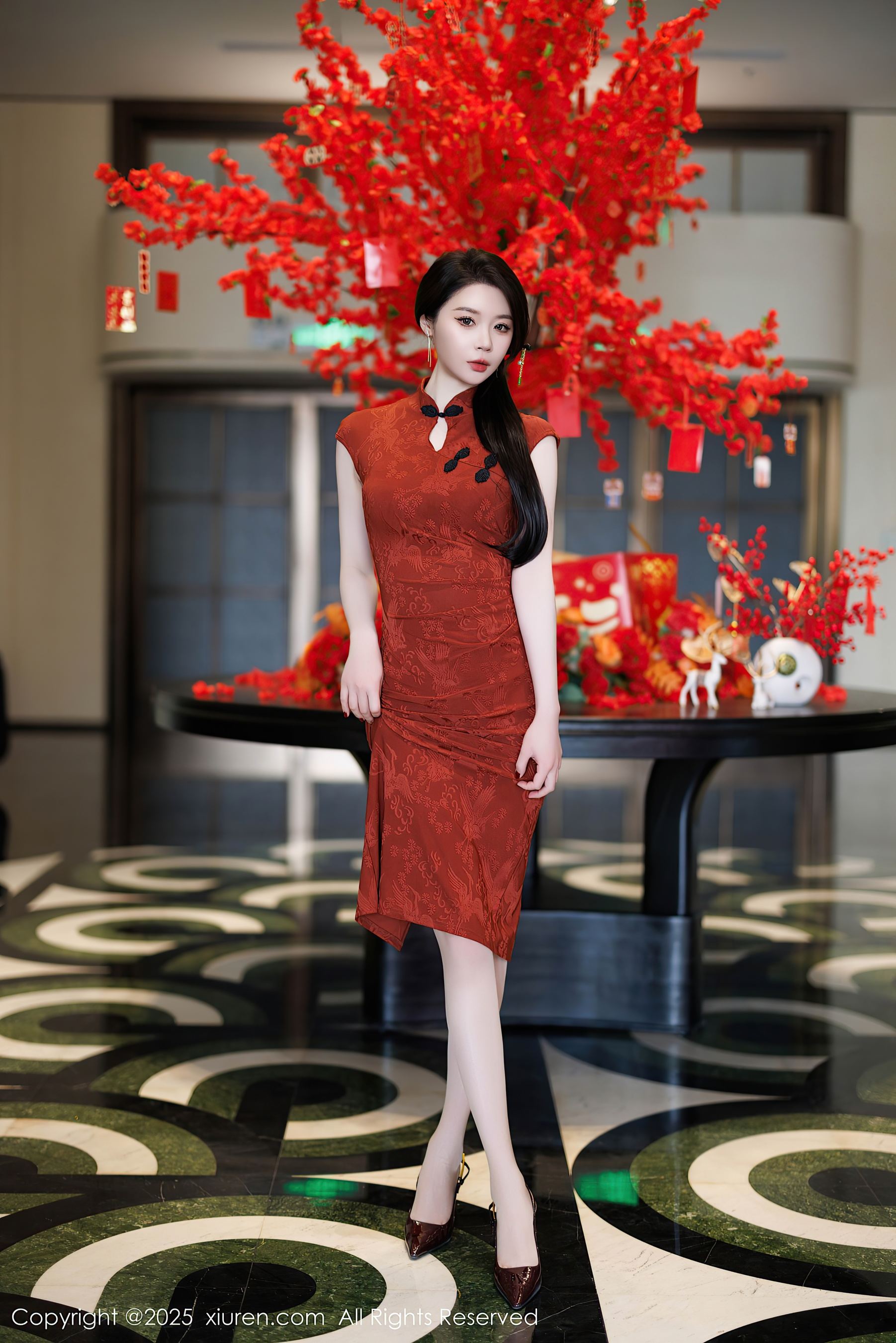 [XiuRen秀人网] No.9812 梦心玥 旗袍美腿